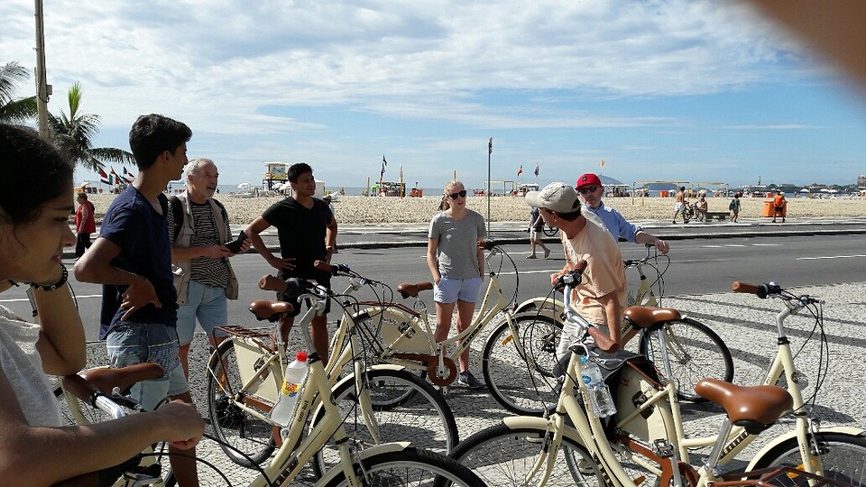 Clubje fietsers op boulevard Copacabana