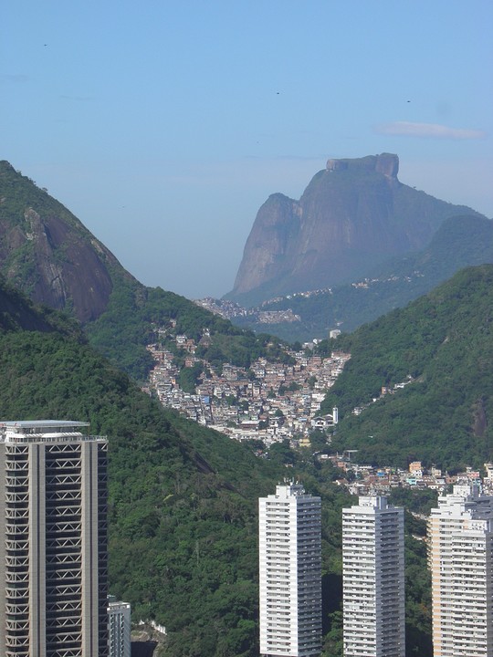 ... stad met favela's ...
