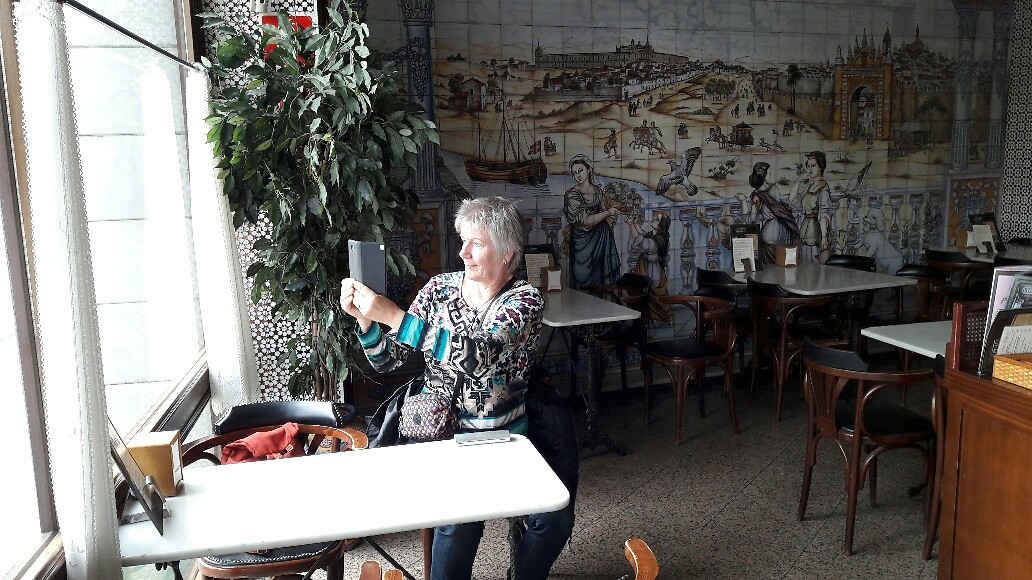 ... gezellige kroeg tegenover Macarena Kerk ...