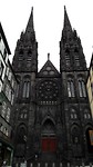 Zwarte kerk met twee torens