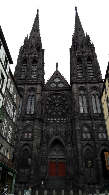 Zwarte kerk met twee torens