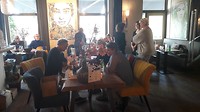 Schrijver Herman signeert ...