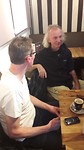 ... Herman's post.nl-collega in geanimeerd gesprek met Donald Niedekker (r.) ...