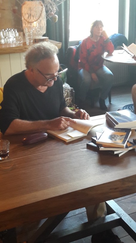 ... en blijft voorlezen en signeren ...
