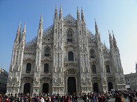 ... Duomo met reusachtige voorgevel ...
