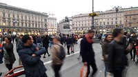... drukte op het voorplein ...