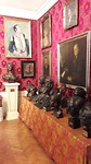 ... museum vol attributen ...