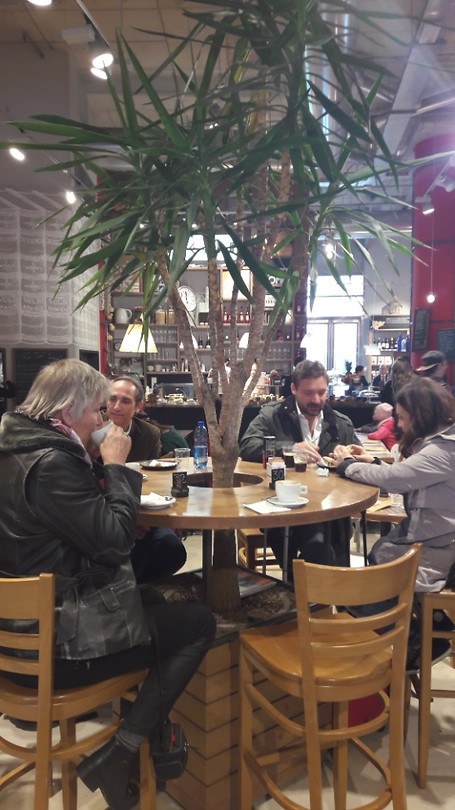 ... tussen de boeken aan de koffie ...