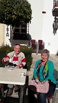 ... koffie op terras bij kerk ...