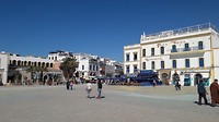 ... groot plein met Andalusische uitstraling ...