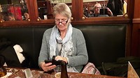 Erna aan de smartphone!