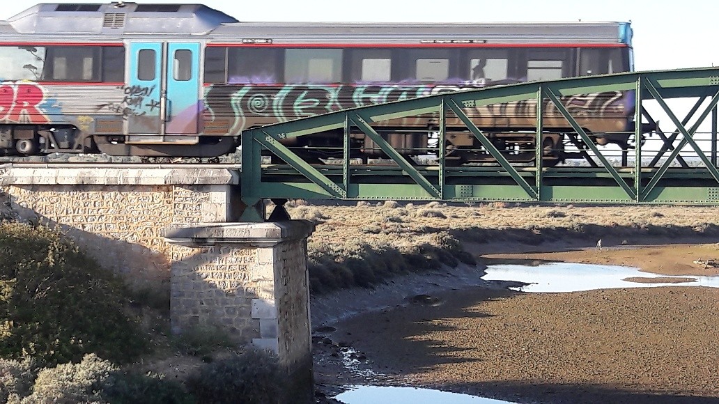 De trein haalt ons in