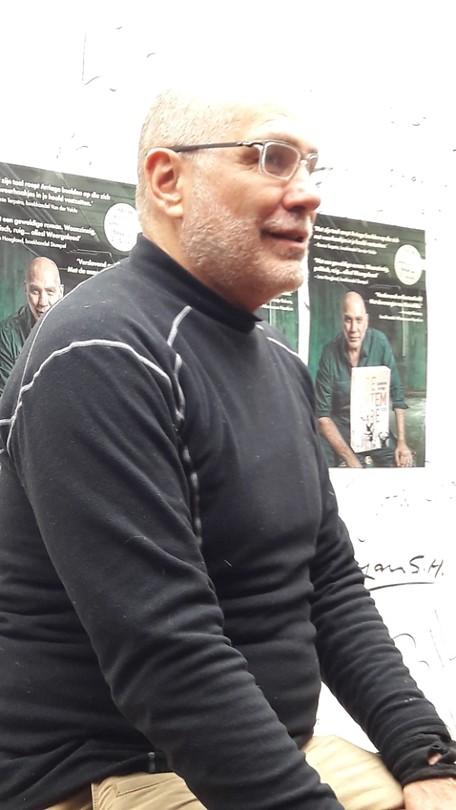 Guillermo Arriaga luistert