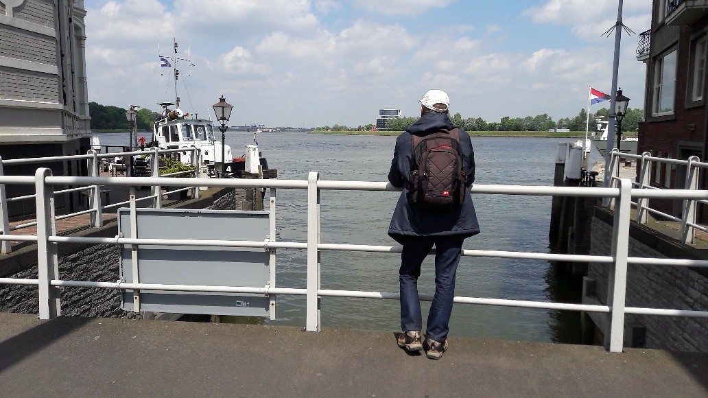 Zicht op hoofdkantoor Fokker aan de overkant