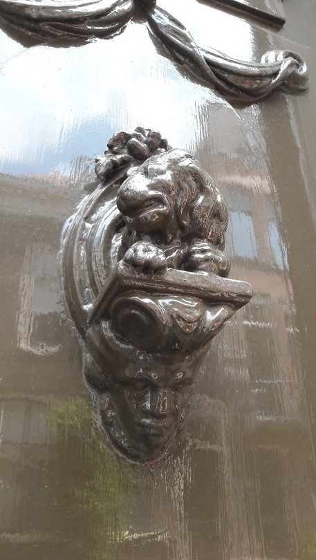 Sculptuur aan muur