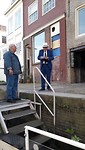Boottochtje, kapitein (l.) en kaartjesverkoper