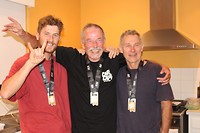 Medaille om de nek van Michael, PS en Frank in huize West te Perth (WA)