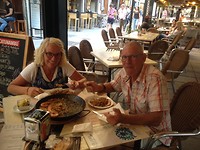 Paella eten, met vis, heerlijk!
