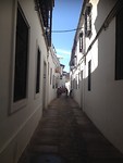 De nauwe straatjes mer de witte huizen