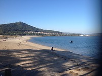 Strand aan de rivier, berg is Spanje.....