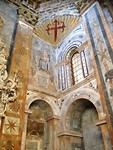 In de kathedraal met bovenin het symbool de schelp