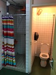 De douche voor brandwondpatient , en personeelstoilet......