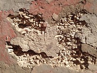 Huizen worden hier zo opgemetseld: met dood koraal en cement!