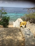 Bonaire heeft overal stenen die geel gekleurd zijn en de naam weergeven van waar je bent