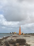 De oranje obelisk.....van verre al te zien!
