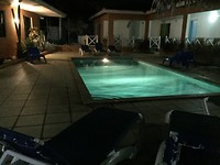 Ons zwembad bij nacht