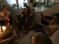 De nieuwe collega’s aan het bier....