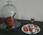 De baob vrucht en schelpen +rood zand als souvenir mee