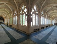 Gangen in kathedraal