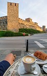 Koffie en omdat het zondag is een chocolade broodje