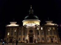 Salzburg bij nacht.