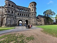 Wandelaars bij Porta Nigra