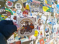 De clubsticker mag niet ontbreken