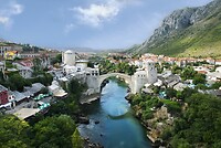 De brug van Mostar van ver wegens te druk