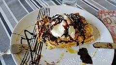 Wafel met banaan, karamel, chocolade en ijs