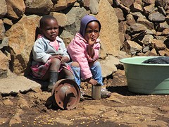 Twee kinderen uit een Lesotho dorpje