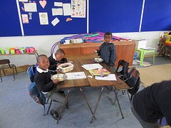 De kinderen krijgen ondertussen eten van school