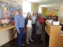 Op de foto met de directeur (stage), Marjan en de vrouw van de bibliotheek