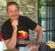 Pieter, gitaar is mee