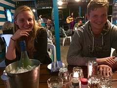 Uit eten met de kids, zingende juffrouw op de achtergrond