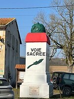 Richting Verdun zie je talloze helmen