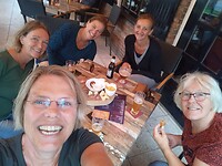 Een lekker hapje en een snapje op het terras in Zuidlaren