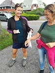 Oh jakkes, een vogelpoepje op Yvonne haar hand, Gerda Minke heeft papier om te poetsen.