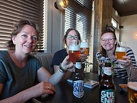 Het welverdiende pilsje in Karel' s hotel en restaurant