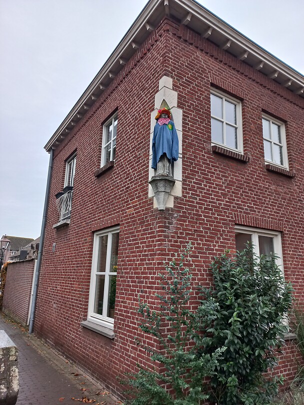 Aangekleed beeld op een woning in Groesbeek
