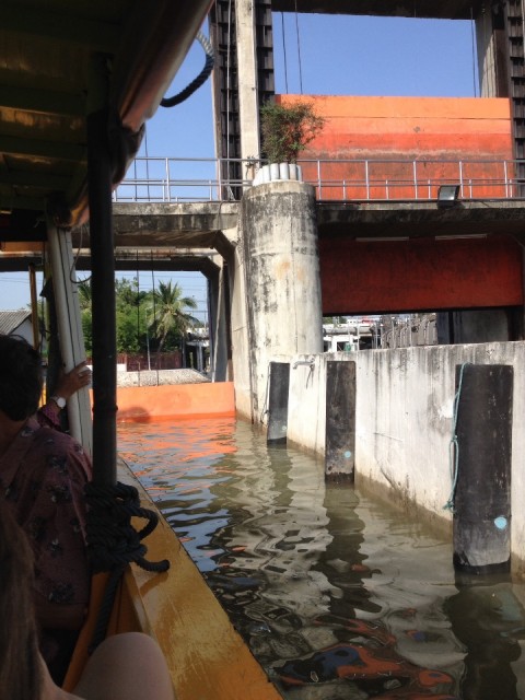 Sluis in rivier bij Bangkok